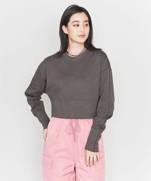 コンパクトなスウェットの着こなし