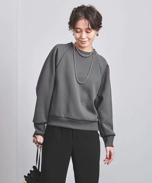 小物使いをしているスウェットスタイル