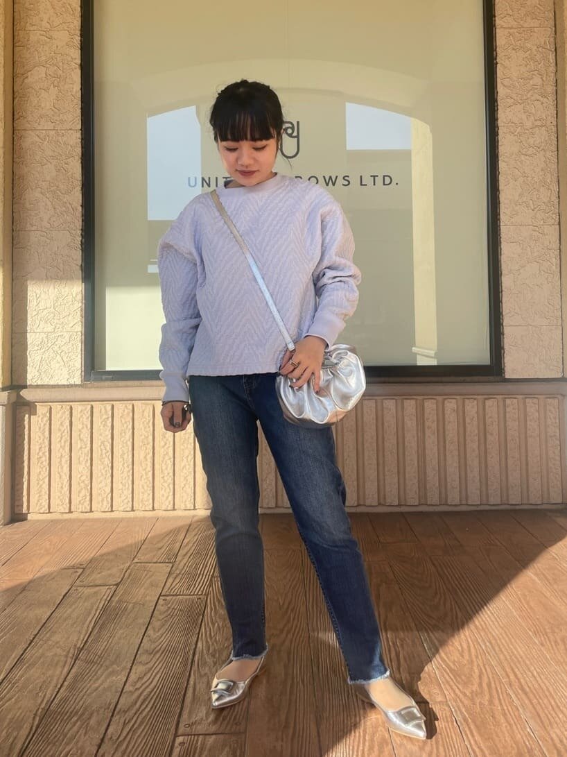 デニムをあわせたスウェットのきれいめコーデ