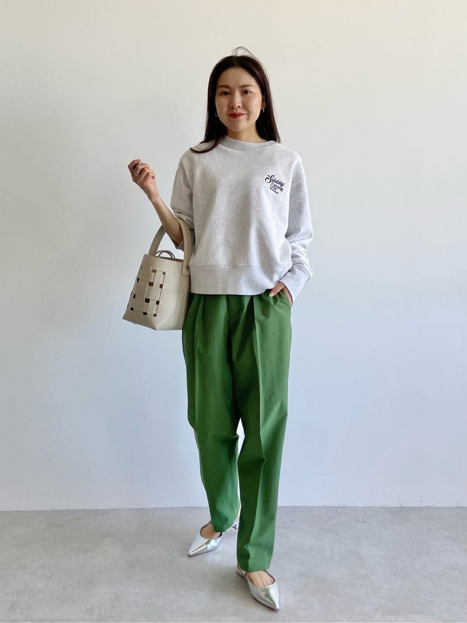 カラーパンツをあわせたきれいめコーディネート