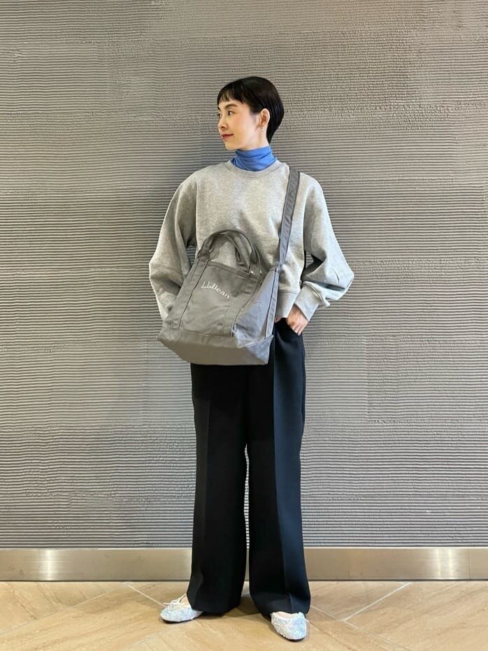きれいめなパンツと組みあわせたスウェットコーデ