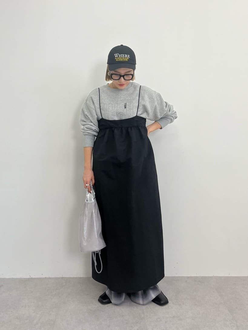 グレーのスウェットにキャップをあわせたカジュアルフェミニンコーデ