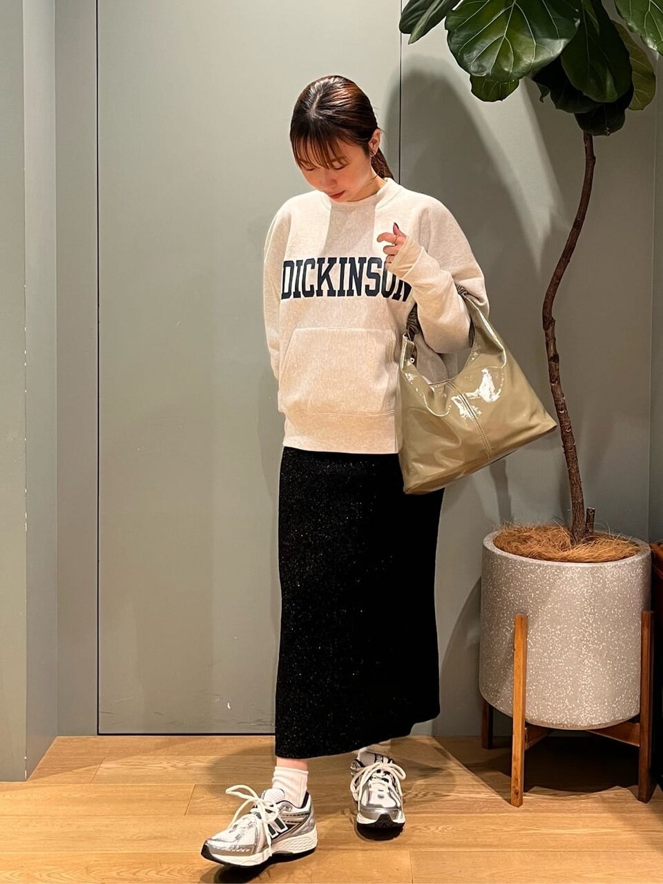 グレーのスウェット×ニットスカートのコーデ