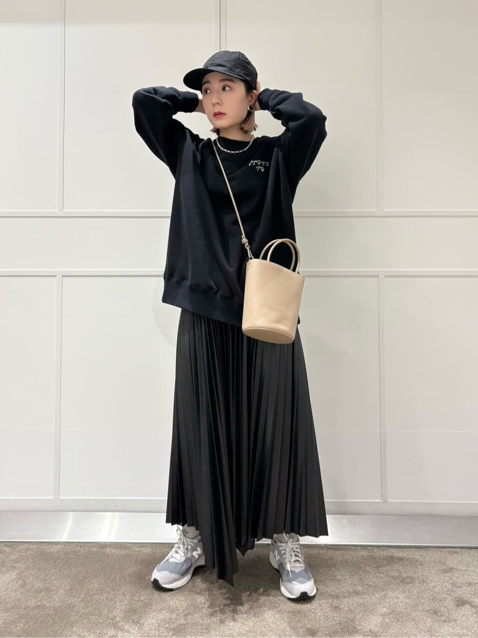 黒のスウェット×ベージュのパンツのコーデ