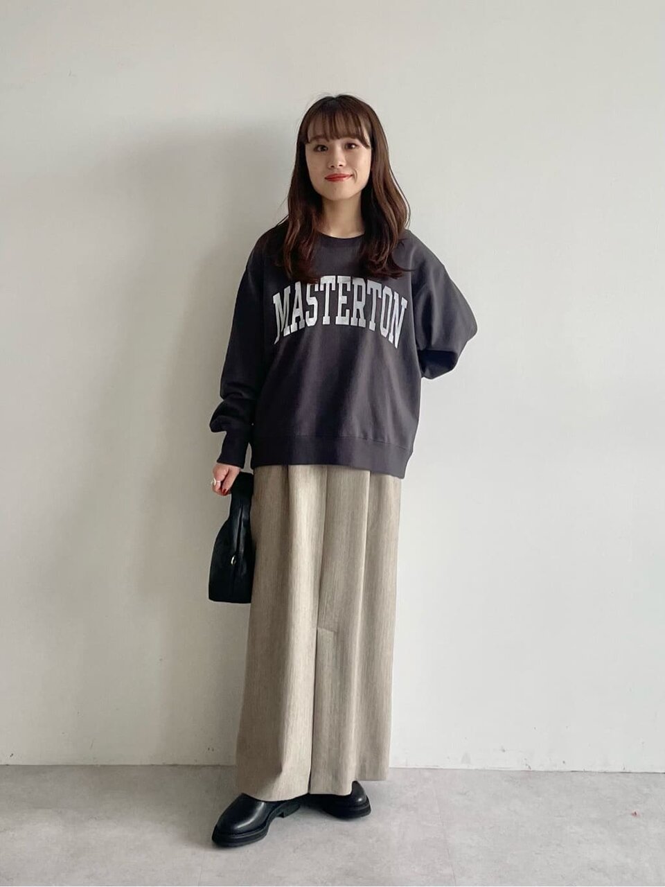 ダークグレーのスウェット×キャミソールワンピースのコーデ