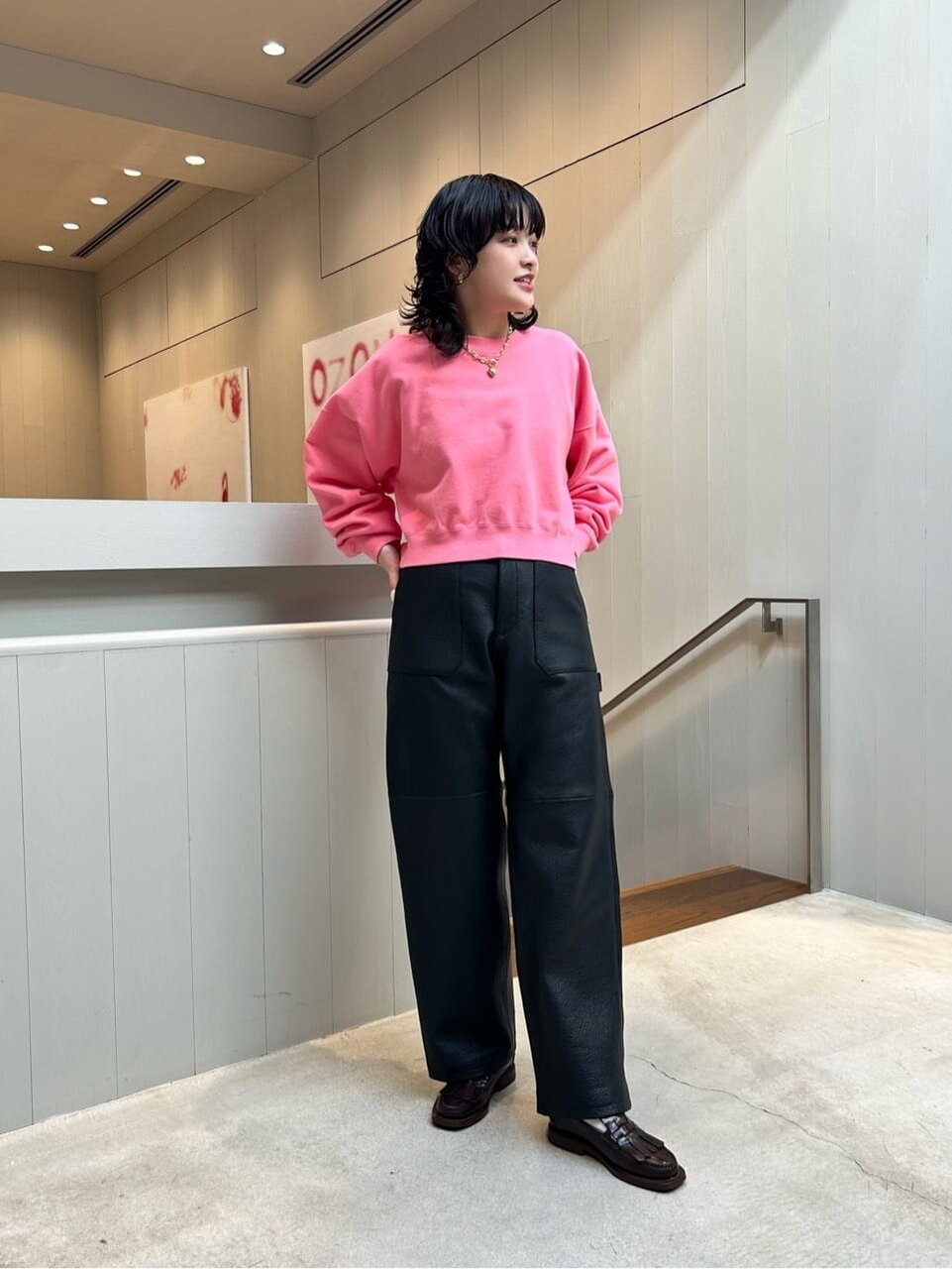 ピンクのスウェット×レザーパンツのコーデ