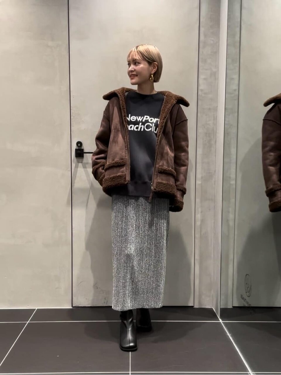 ダークグレーのスウェット×ラメプリーツスカートのコーデ