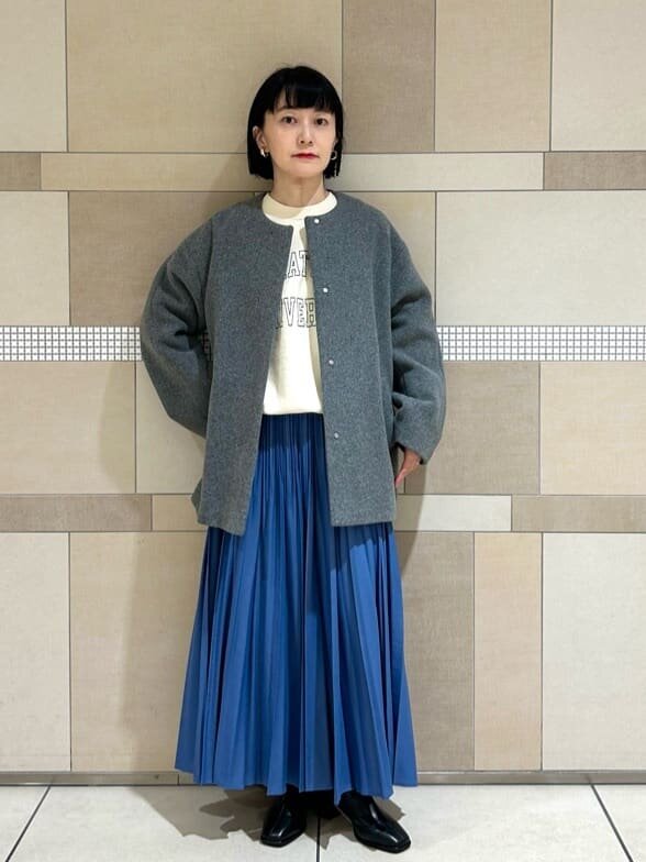 白のスウェット×プリーツスカートのコーデ