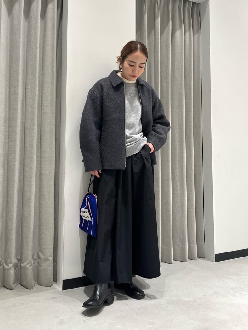 ライトグレーのスウェット×フレアスカートのコーデ