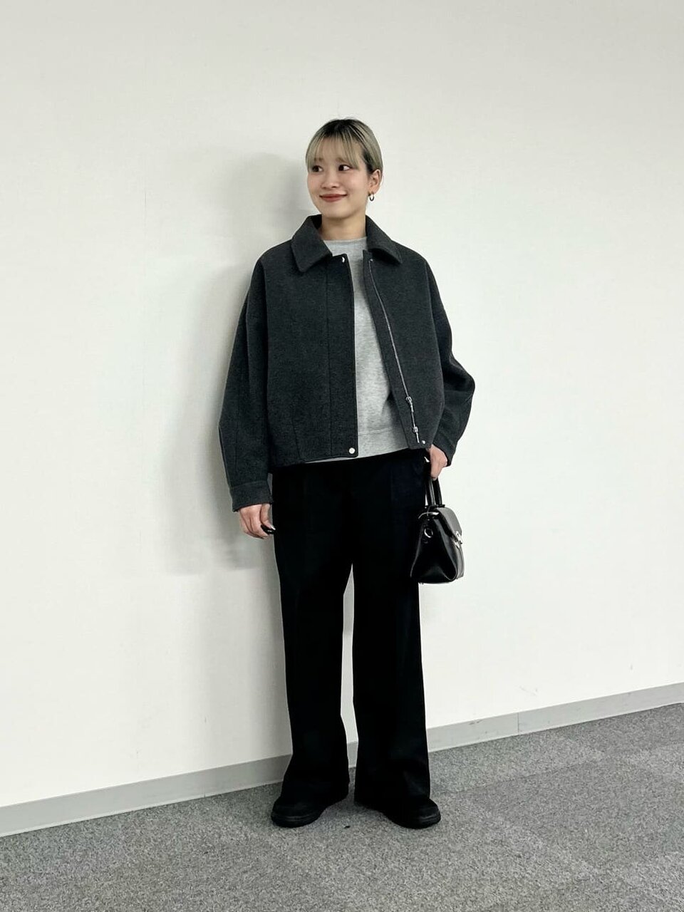 グレーのスウェット×スラックスのコーデ