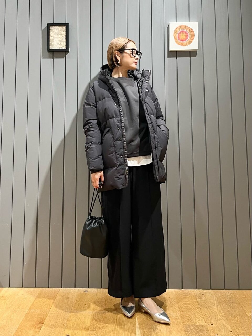 黒のスウェット×トラックパンツ