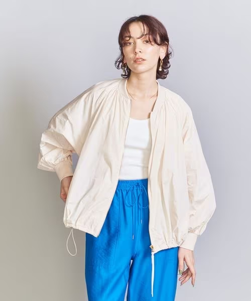 ブルゾンを着た女性