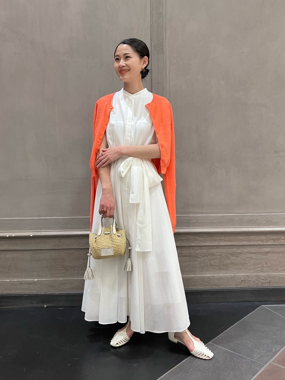 白のワンピースを着た女性