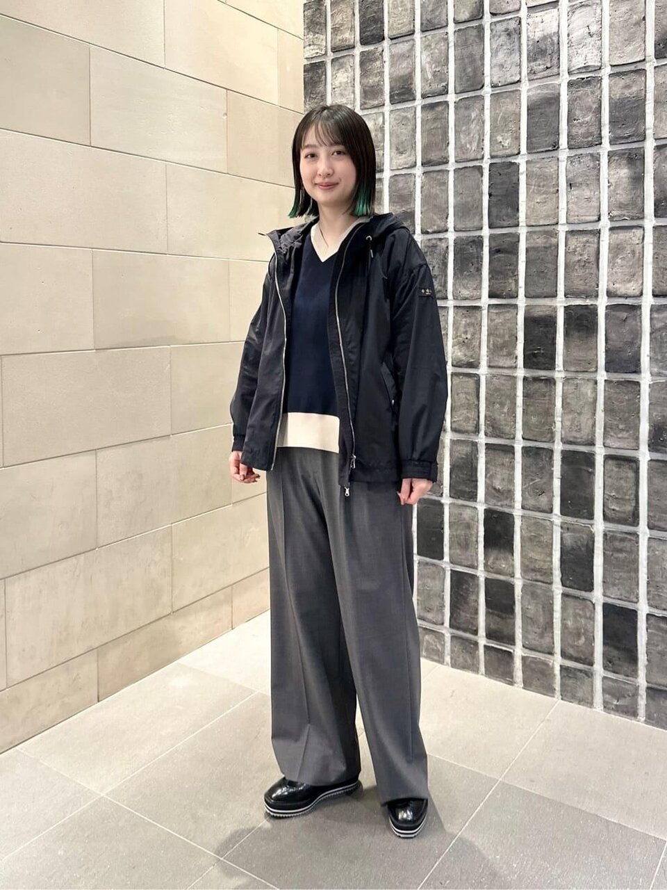 Vネックニット×ブルゾのコーデ