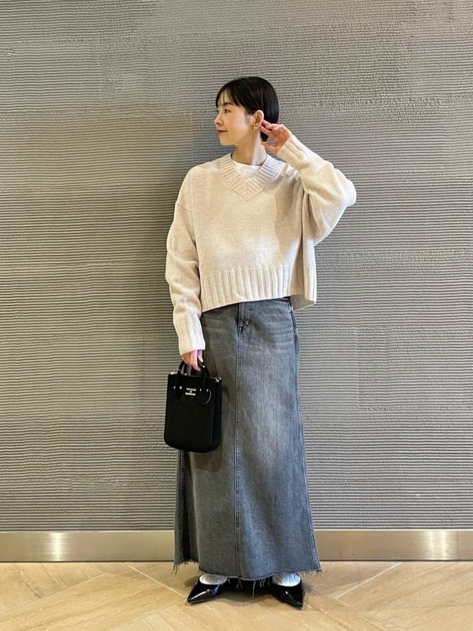 デニムスカートをはいた女性
