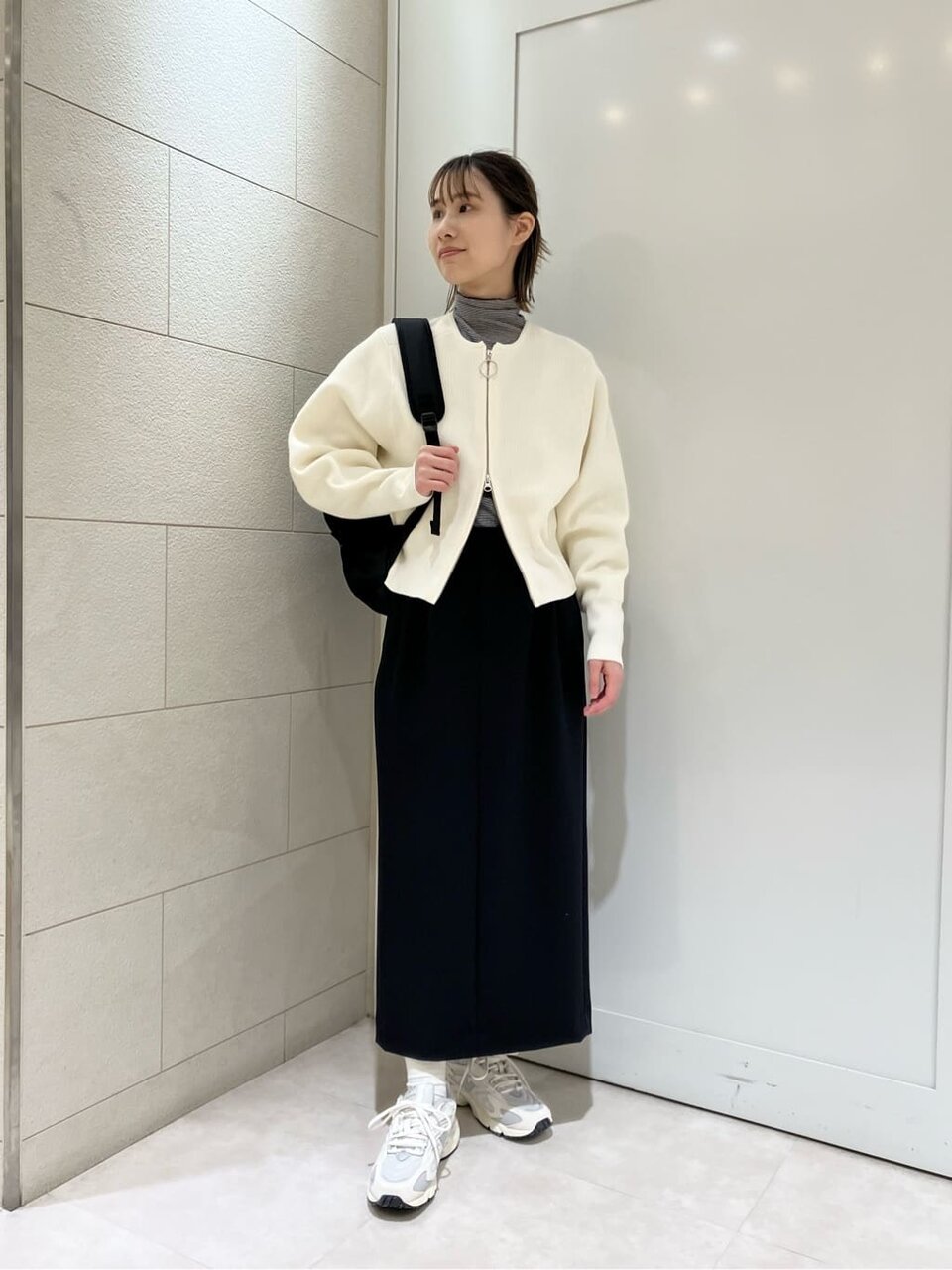 スニーカーを履いた女性