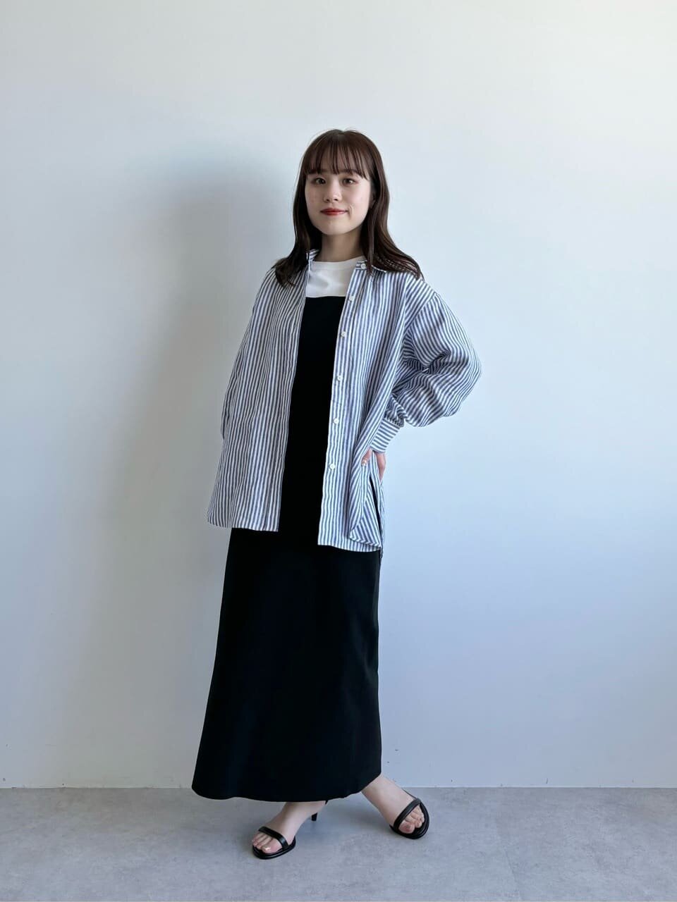 オーバーサイズのシャツを着た女性