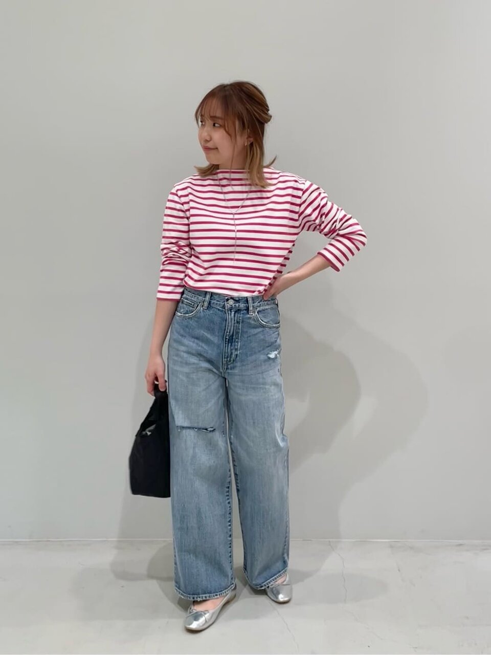 シルバーのパンプスを履いた女性