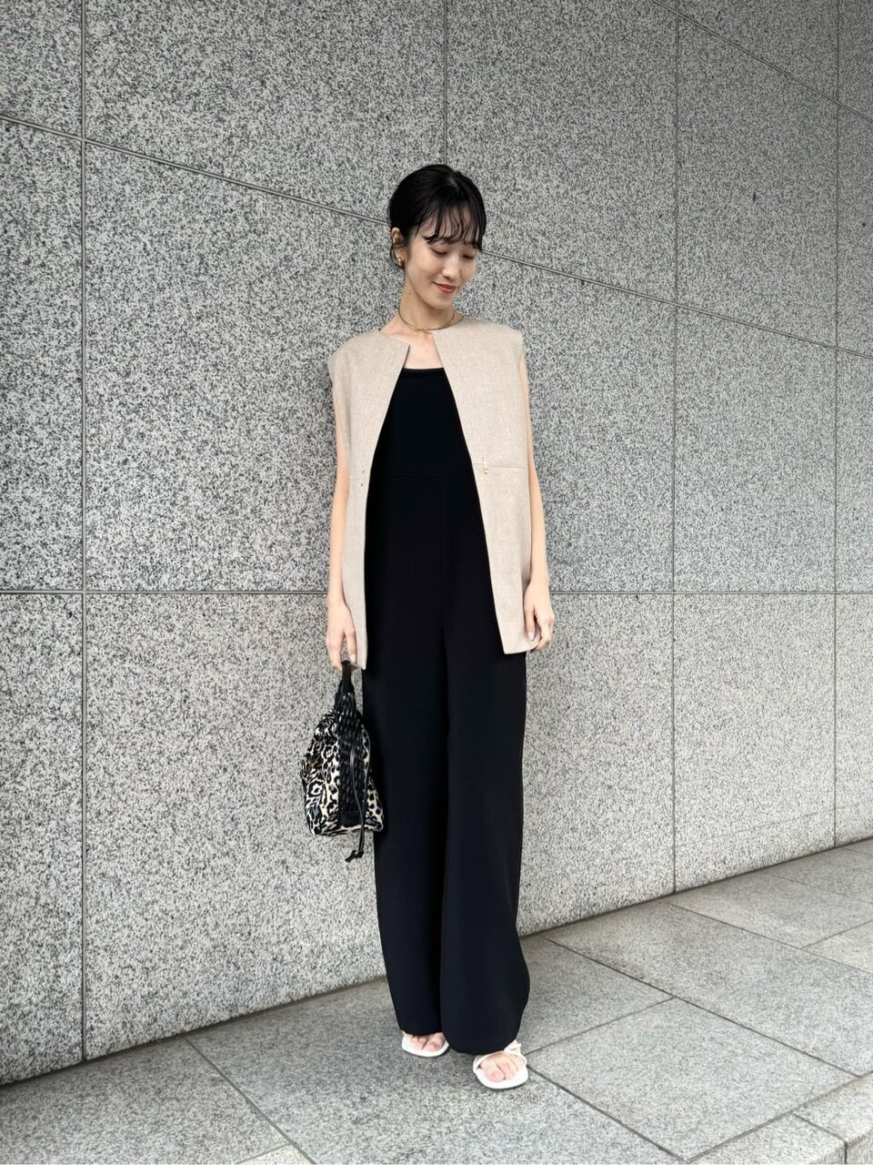 オールインワンを着た女性