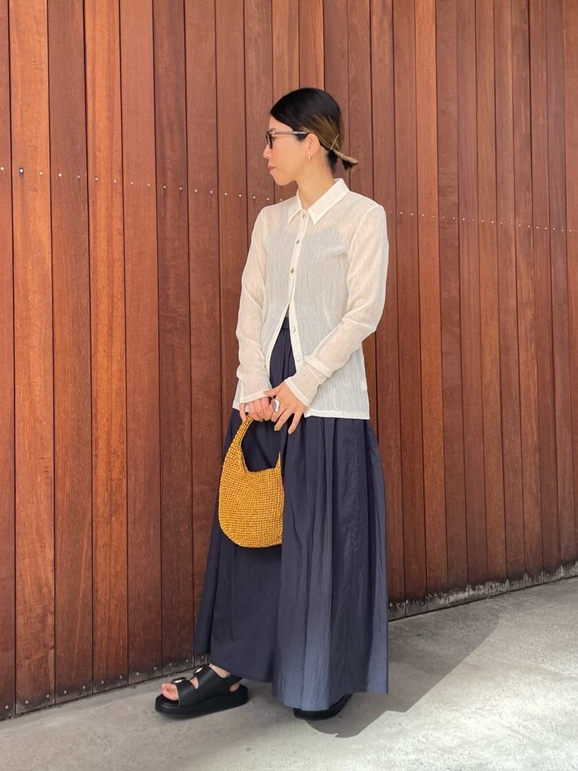 かごバッグを持った女性