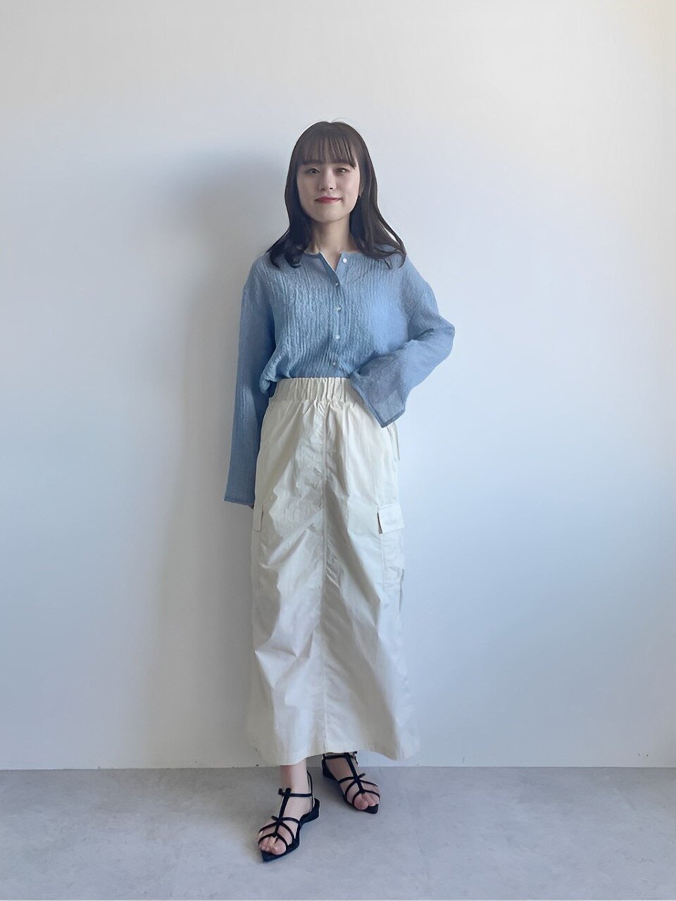 シアーカーディガンを着た女性