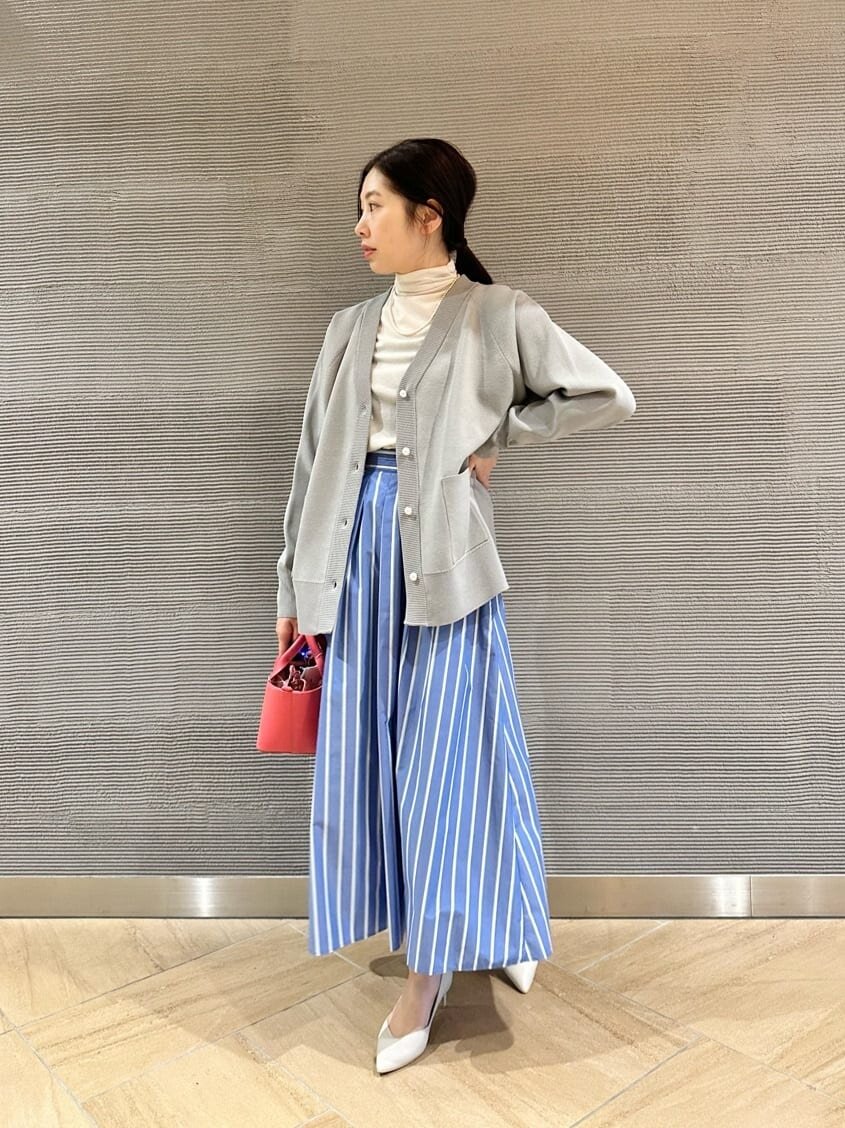 カーディガンを着た女性