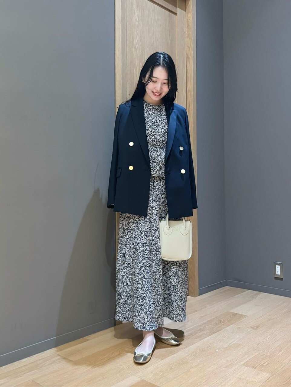 テーラードジャケットを着た女性