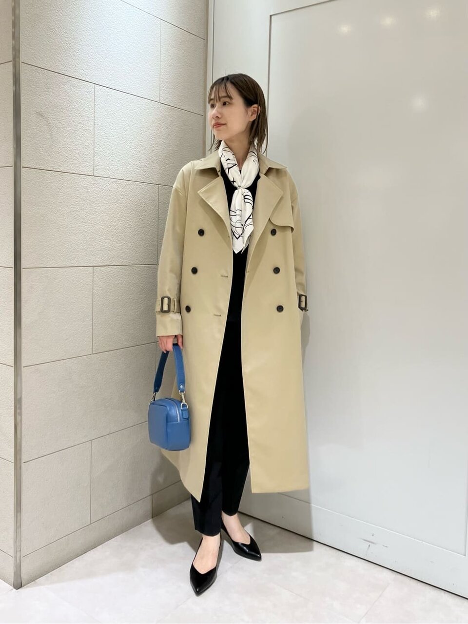 トレンチコートを着た女性