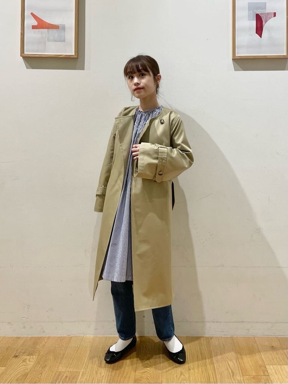 シャツワンピース×デニム×トレンチコートのコーデ