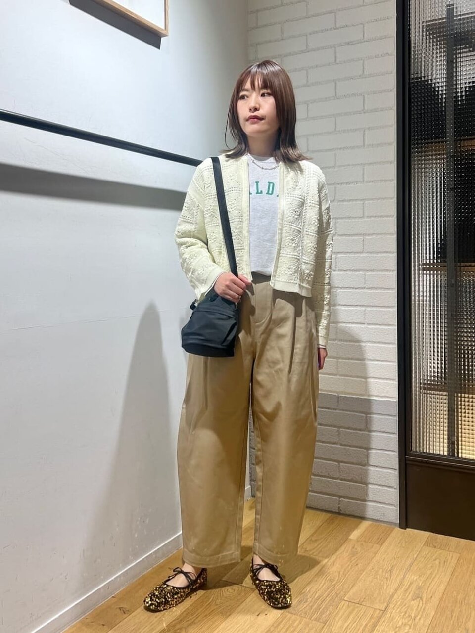 カーディガンとパンツのコーデ