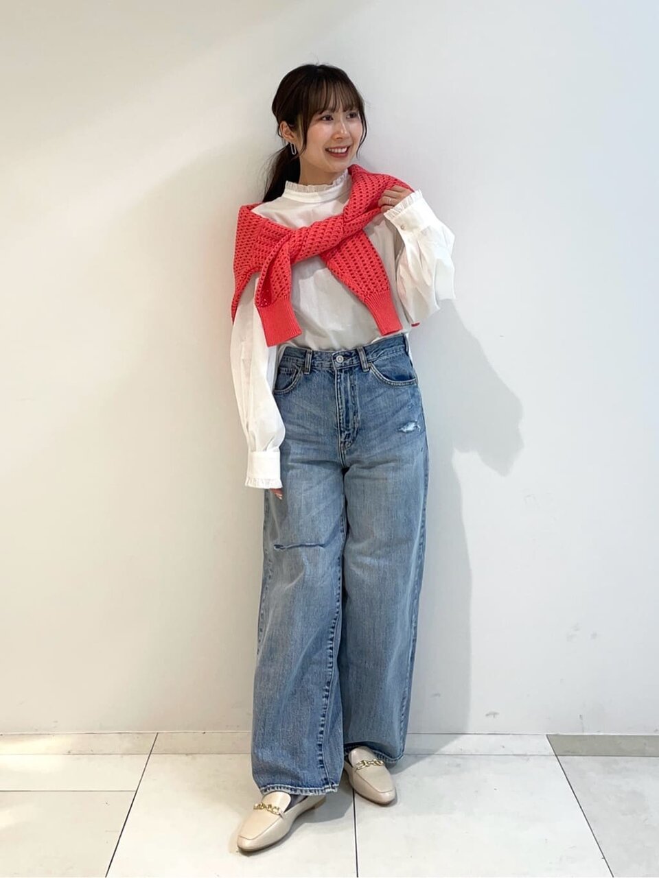 デニムパンツをはいた女性