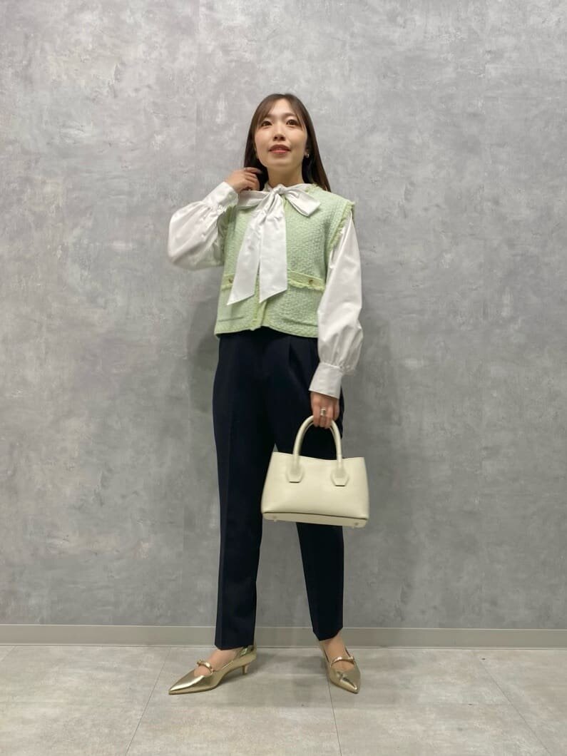 ベストを着た女性