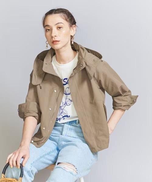 ベージュのブルゾンを着た女性