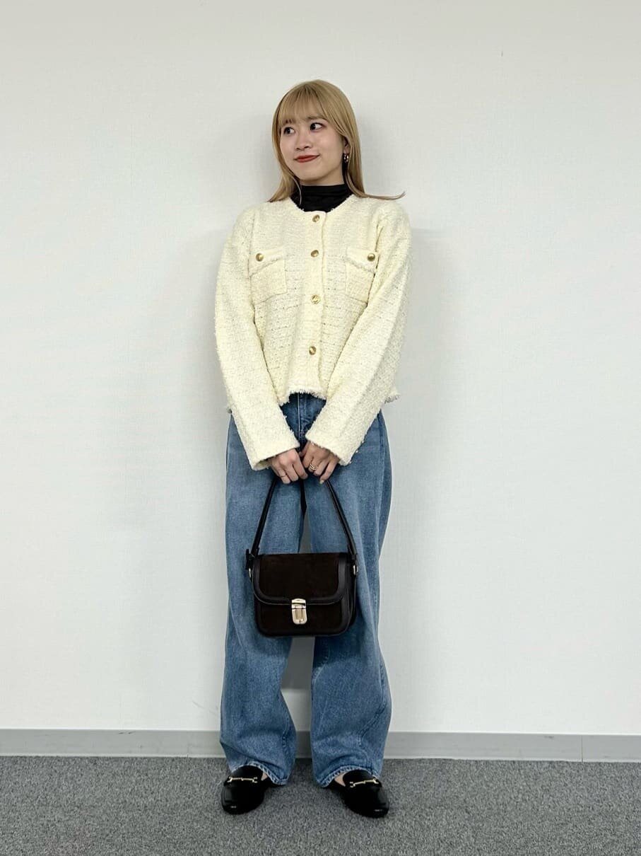 カーディガンを着ている女性
