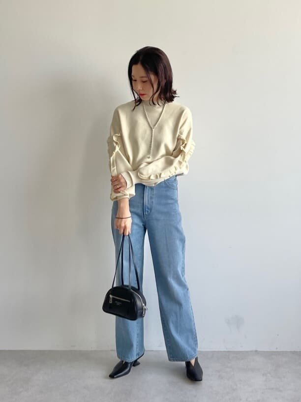 ニットプルオーバーを着た女性