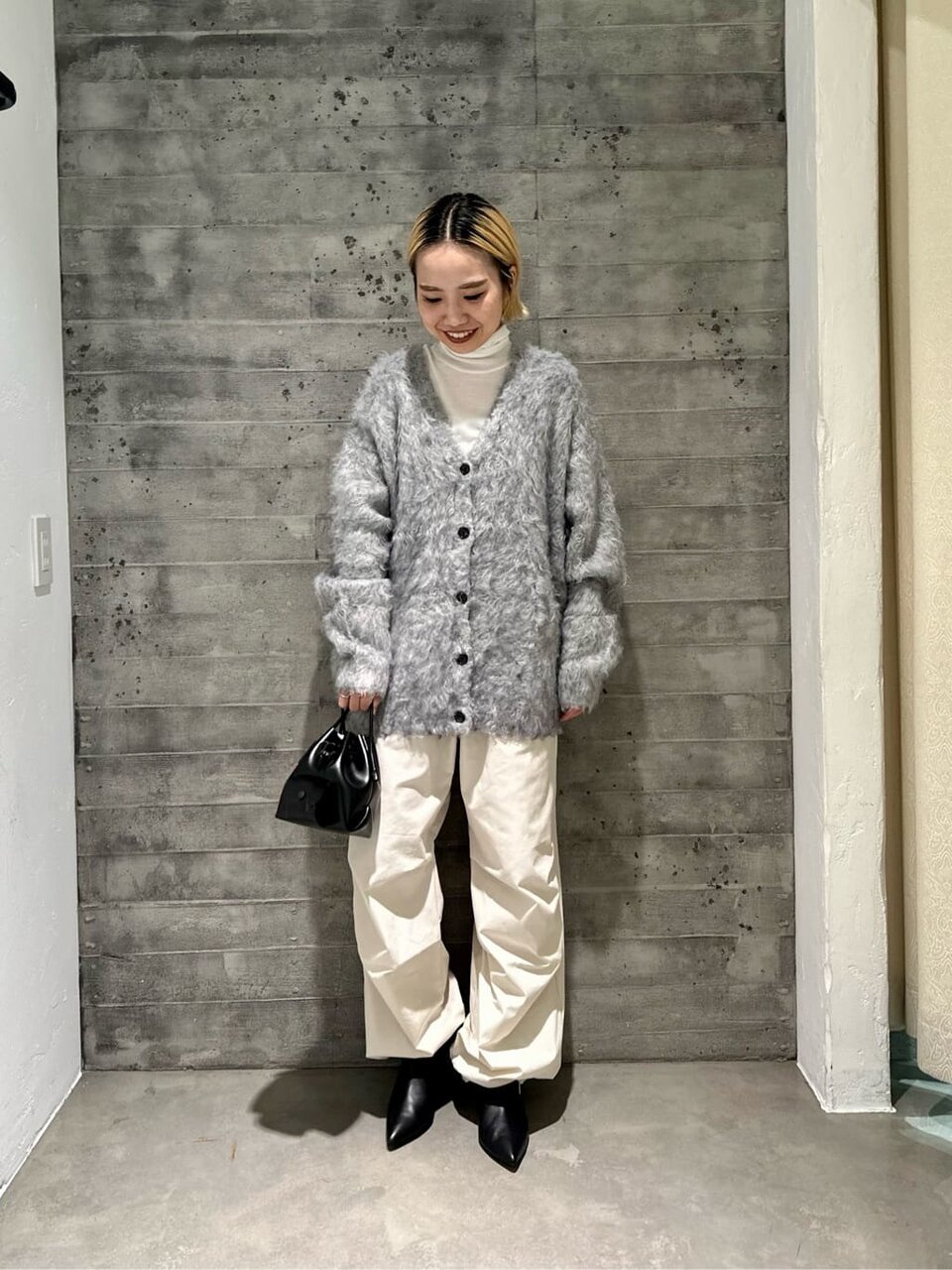 白いパンツをはいた女性