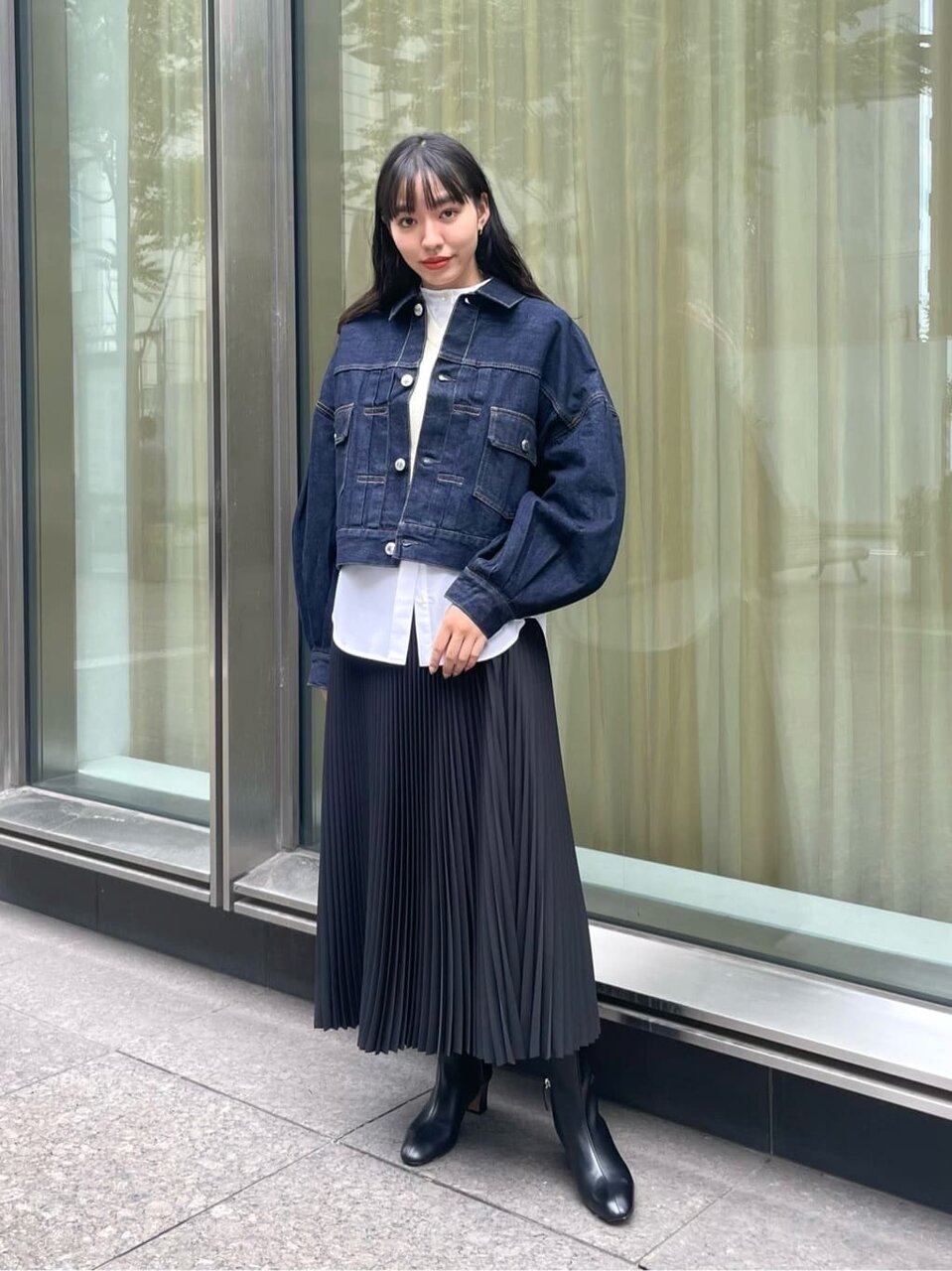 デニムジャケットのアウターを着た女性