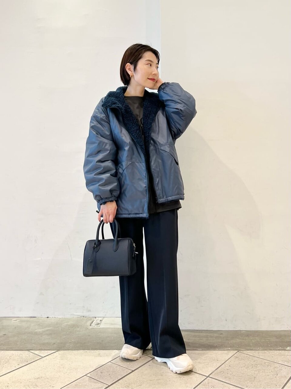 ブルゾンを着た女性