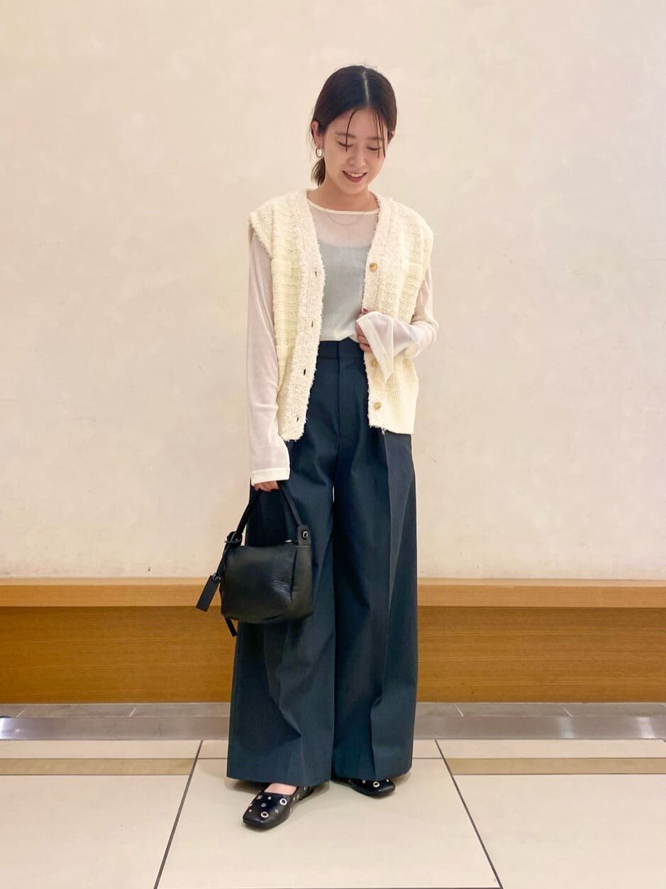 ワイドパンツをはいた女性