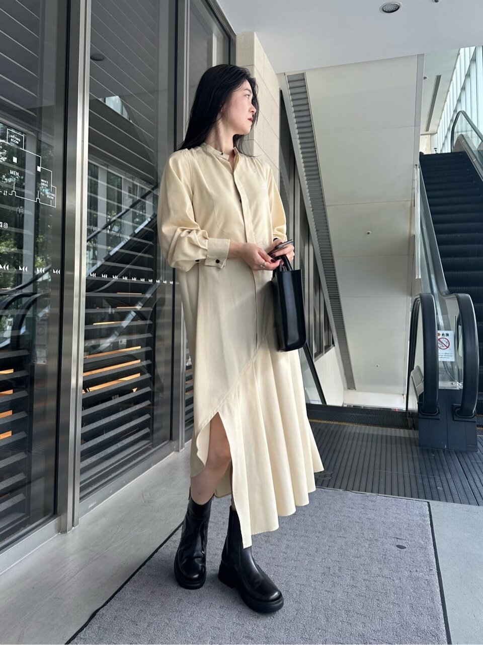 シャツワンピースを着た女性
