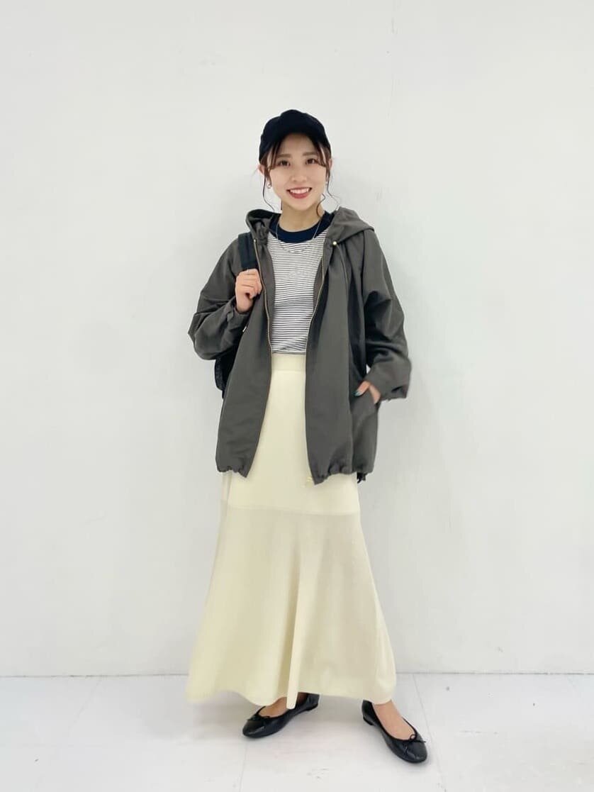 ブルゾンを着た女性