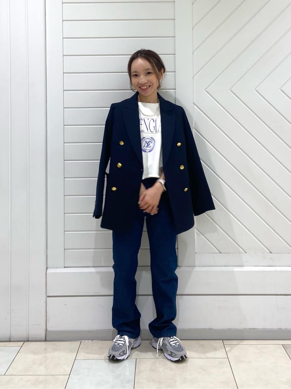 テーラードジャケットを羽織った女性