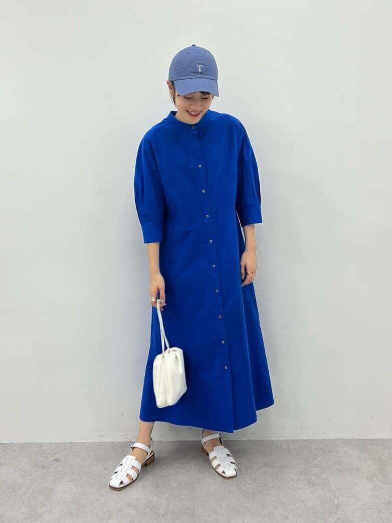 ブルーのワンピースを着た女性