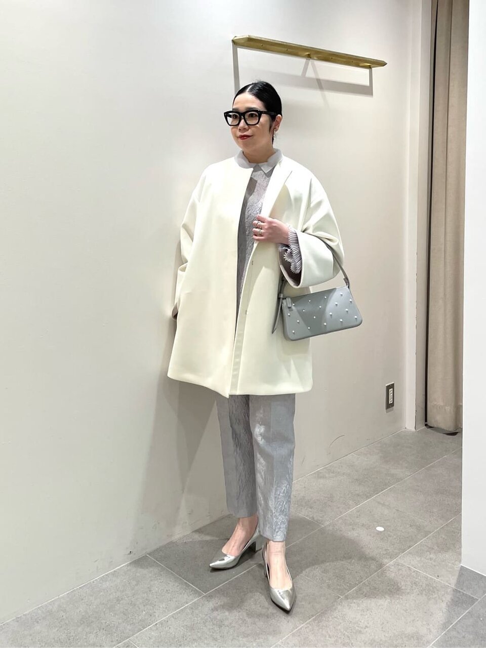 ミドルコートとテーパードパンツのコーデ