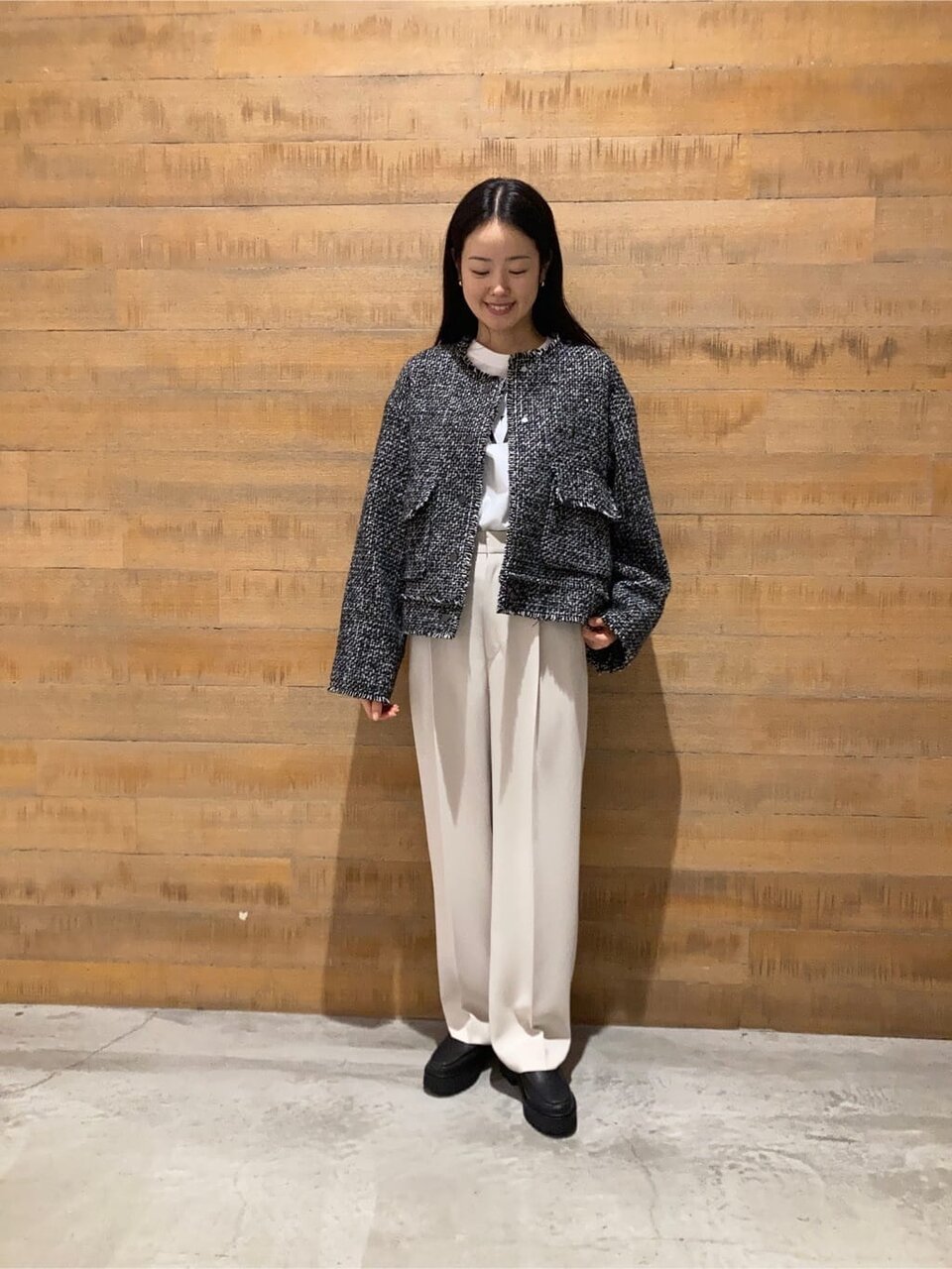 ツイードジャケットとワイドパンツのコーデ