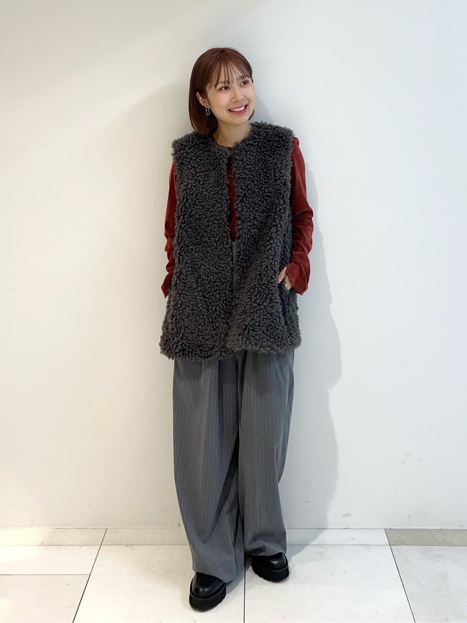 フェイクファーベスト×サロペットのコーデ