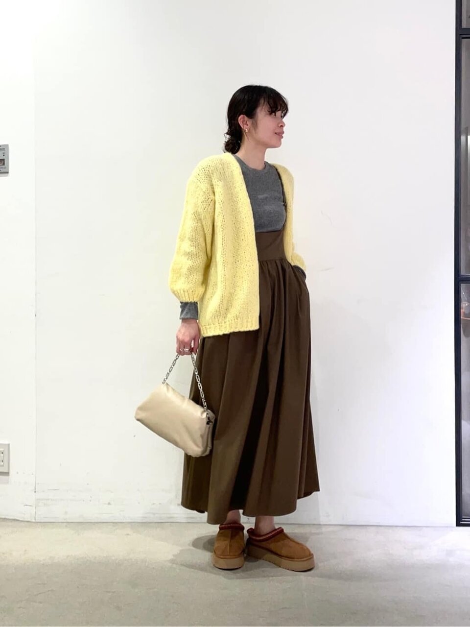 ニットカーディガンを着用している女性
