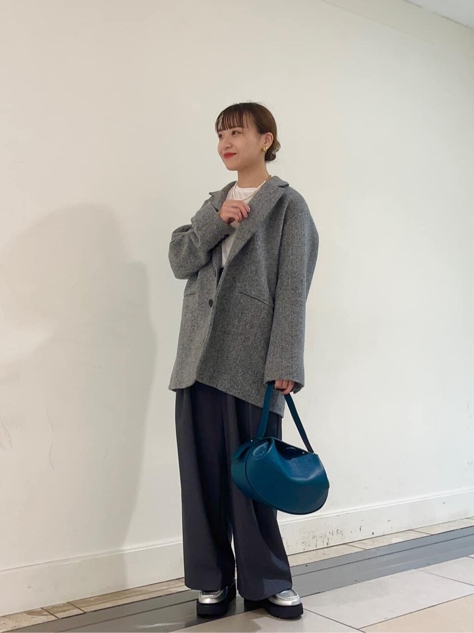 オーバージャケットを着用している女性