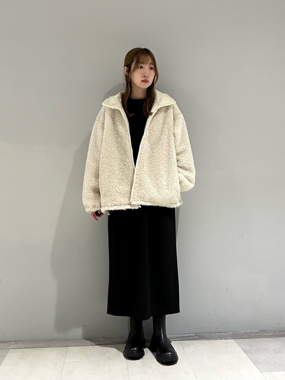 ブルゾンを着用している女性