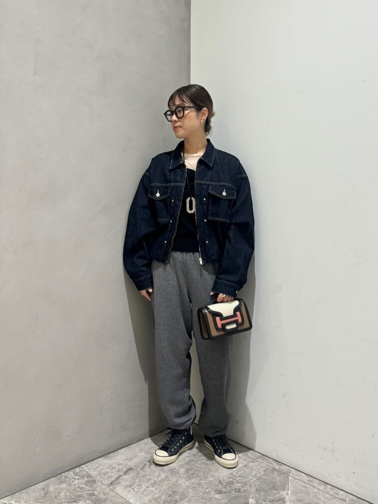 デニムジャケット×スウェットパンツのコーデ